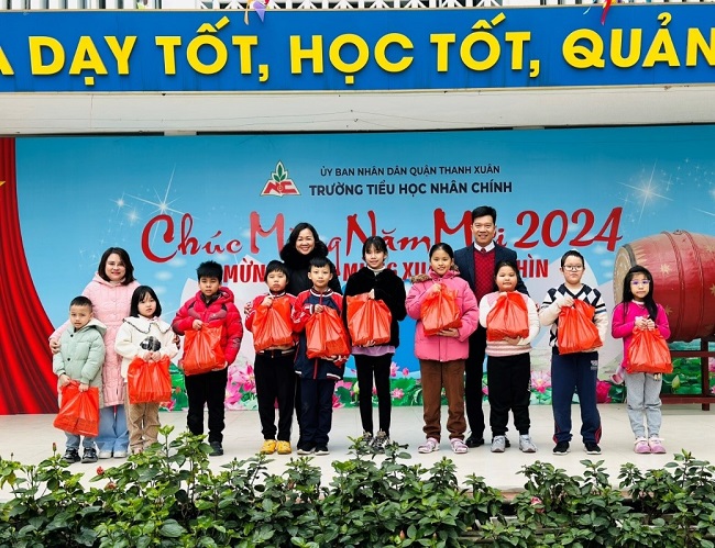 Đ/c Nguyễn Văn Minh - B&amp;iacute; thư Đảng ủy Khối trao qu&amp;agrave; Tết&amp;nbsp;cho các em học sinh trường Ti&amp;ecirc;̉u học Nh&amp;acirc;n Chính