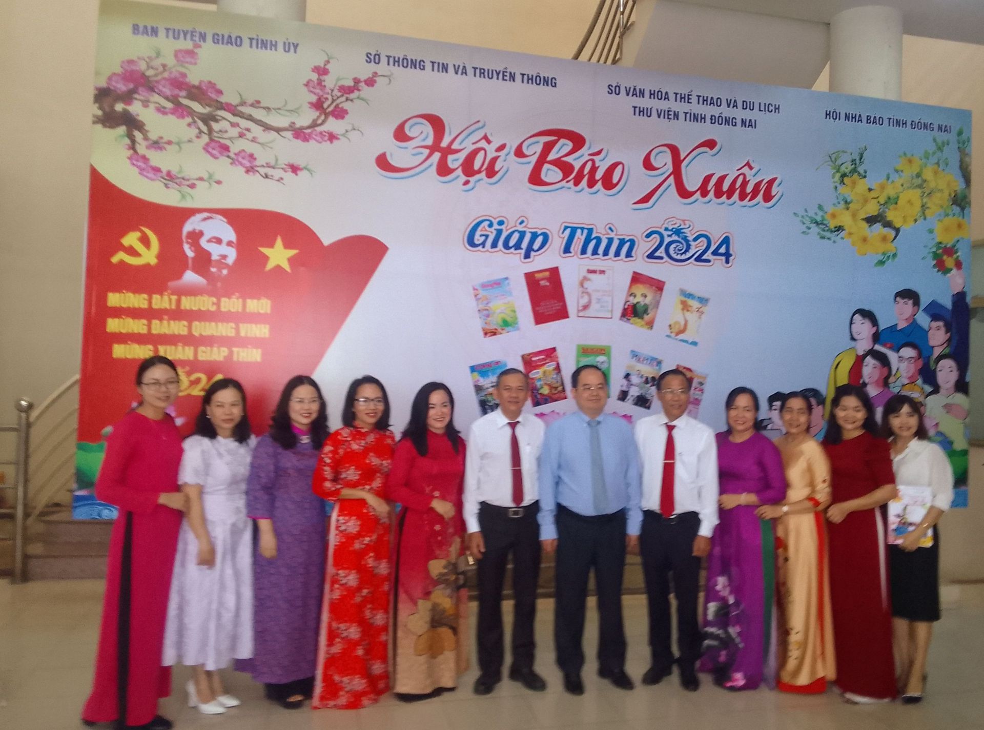 C&amp;aacute;c đại biểu đ&amp;aacute;nh gi&amp;aacute; cao nội dung của c&amp;aacute;c ấn phẩm b&amp;aacute;o Xu&amp;acirc;n Gi&amp;aacute;p Th&amp;igrave;n 2024 được trưng b&amp;agrave;y