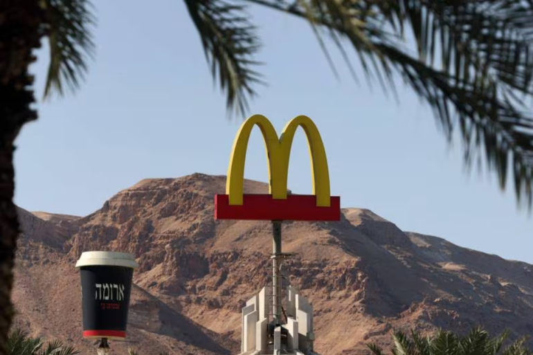 Biển hiệu McDonald's ở Ein Bokek, Israel. Chuỗi cửa h&amp;agrave;ng thức ăn nhanh n&amp;agrave;y cho biết doanh số b&amp;aacute;n h&amp;agrave;ng của họ bị sụt giảm trong qu&amp;yacute; 4 một phần l&amp;agrave; do hoạt động tẩy chay v&amp;igrave; bị c&amp;aacute;o buộc ủng hộ cuộc chiến của Israel ở Gaza. AFP