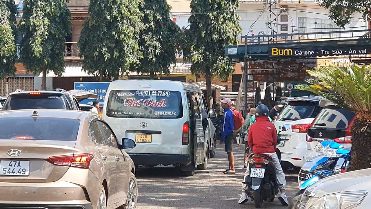 Xe Thế Vĩnh thường đ&amp;oacute;n v&amp;agrave; trả kh&amp;aacute;ch trước Si&amp;ecirc;u thị Coopmart Bu&amp;ocirc;n Ma Thuột
