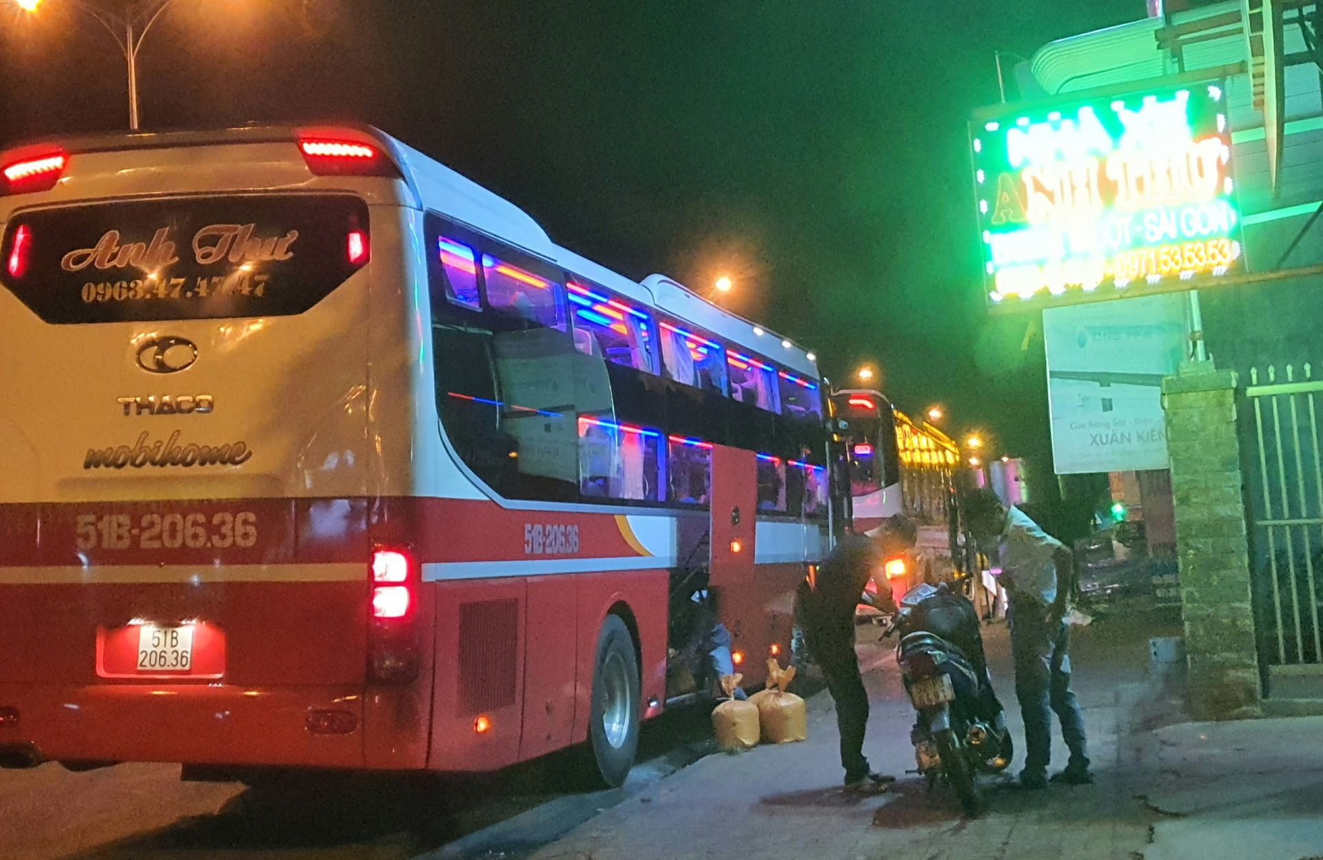 Xe Anh Thư thường xuy&amp;ecirc;n đ&amp;oacute;n kh&amp;aacute;ch v&amp;agrave; xếp h&amp;agrave;ng tr&amp;ecirc;n đường Hồ Ch&amp;iacute; Minh, trước chợ Đạt L&amp;yacute; x&amp;atilde; H&amp;ograve;a Thuận, Tp Bu&amp;ocirc;n Ma thuột v&amp;agrave;o khoảng 19-20h h&amp;agrave;ng ng&amp;agrave;y