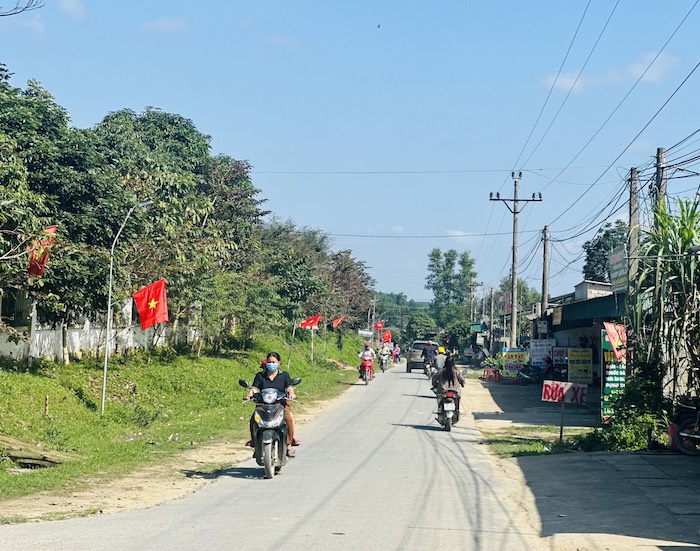 Con đường v&amp;agrave;o x&amp;atilde; Ngọc L&amp;acirc;m được rải nhựa phẳng l&amp;igrave; đ&amp;atilde; tạo thuận lợi cho b&amp;agrave; con đi lại, giao thương...