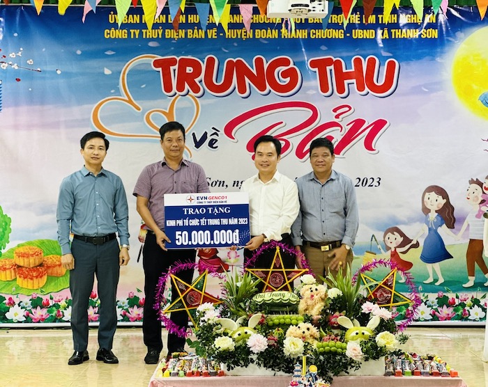 C&amp;ocirc;ng ty Thuỷ điện Bản Vẽ trao tặng kinh ph&amp;iacute; tổ chức Tết trung thu cho x&amp;atilde; Thanh Sơn