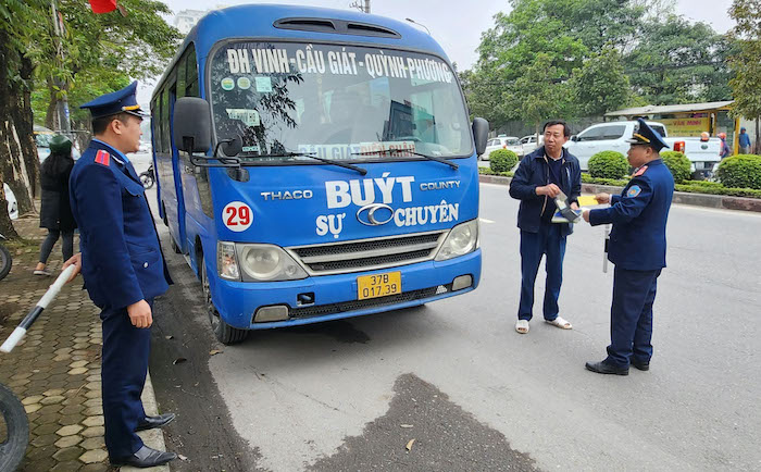 Thanh tra Sở GTVT Nghệ An kiểm tra xe bus trong dịp Tết nguy&amp;ecirc;n đ&amp;aacute;n Gi&amp;aacute;p Th&amp;igrave;n 2024