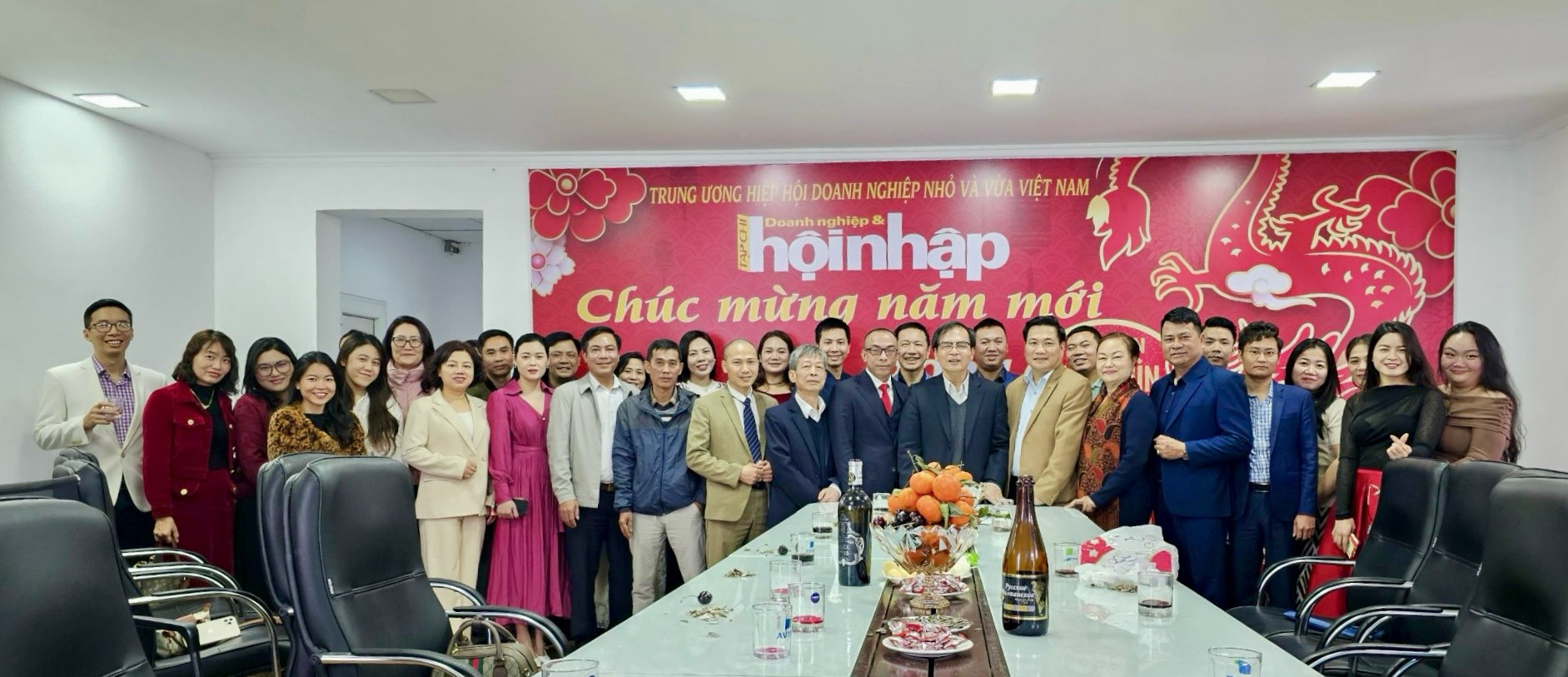 L&amp;atilde;nh đạo VINASME c&amp;ugrave;ng c&amp;aacute;n bộ, ph&amp;oacute;ng vi&amp;ecirc;n Tạp ch&amp;iacute; Doanh nghiệp v&amp;agrave; Hội nhập chụp ảnh lưu niệm trong cuộc gặp đầu Xu&amp;acirc;n