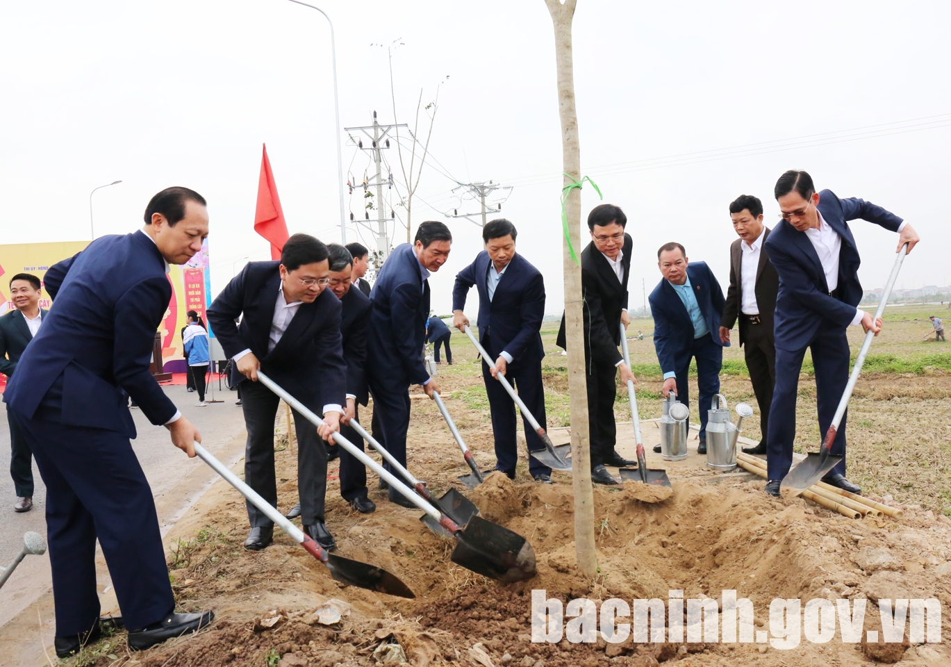 B&amp;iacute; thư Tỉnh ủy Nguyễn Anh Tuấn (thứ hai từ tr&amp;aacute;i qua) c&amp;ugrave;ng Ph&amp;oacute; Chủ tịch UBND tỉnh Đ&amp;agrave;o Quang Khải (thứ năm từ tr&amp;aacute;i qua) c&amp;aacute;c đồng ch&amp;iacute; l&amp;atilde;nh đạo trồng c&amp;acirc;y tại đường Trương Định. Ảnh bacninh.gov