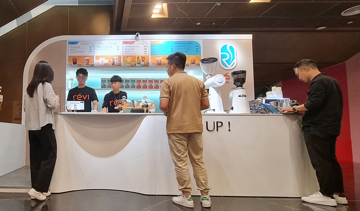 chuỗi c&amp;agrave; ph&amp;ecirc; R&amp;eacute;vi Coffee &amp;amp; Tea được s&amp;aacute;ng lập bởi cựu CEO GoViet (nay l&amp;agrave; Gojek Việt Nam ) - Nguyễn Vũ Đức.