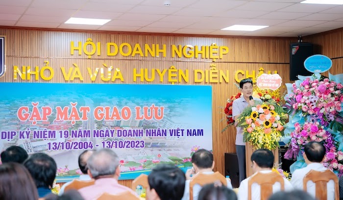 Ph&amp;aacute;t biểu tại buổi gặp mặt, t&amp;ocirc;n vinh doanh nghiệp, doanh nh&amp;acirc;n được tổ chức v&amp;agrave;o dịp Kỷ niệm 19 năm Ng&amp;agrave;y doanh nh&amp;acirc;n Việt Nam 13/10/2023, Chủ tịch UBND huyện Diễn Ch&amp;acirc;u Tăng Văn Luyện ghi nhận v&amp;agrave; đ&amp;aacute;nh gi&amp;aacute; cao những đ&amp;oacute;ng g&amp;oacute;p của đội ngũ doanh nghiệp, doanh nh&amp;acirc;n đối với địa phương