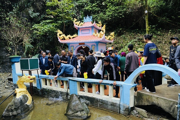 Ai đến Phủ Na cũng phải tới khu vực đền C&amp;ocirc; Ch&amp;iacute;n để xin