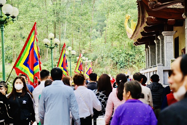 Đường l&amp;ecirc;n đền C&amp;ocirc; Ch&amp;iacute;n
