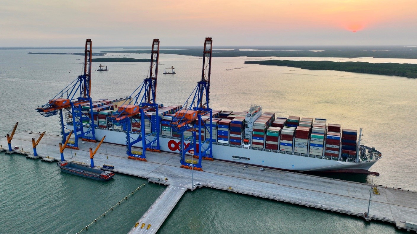 Si&amp;ecirc;u t&amp;agrave;u container lớn nhất thế giới OOCL Spain với sức chở 24.000 TEU cập cảng Gemalink - Ảnh: Gemalink