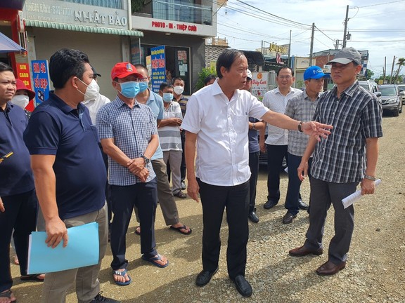 &amp;Ocirc;ng Nguyễn Văn Thọ, Chủ tịch UBND tỉnh B&amp;agrave; Rịa-Vũng T&amp;agrave;u (&amp;aacute;o trắng, h&amp;agrave;ng đầu) kiểm tra tiến độ thi c&amp;ocirc;ng n&amp;acirc;ng cấp đường 994. Ảnh  : Nguyễn Long- B&amp;aacute;o  Thanh Ni&amp;ecirc;n