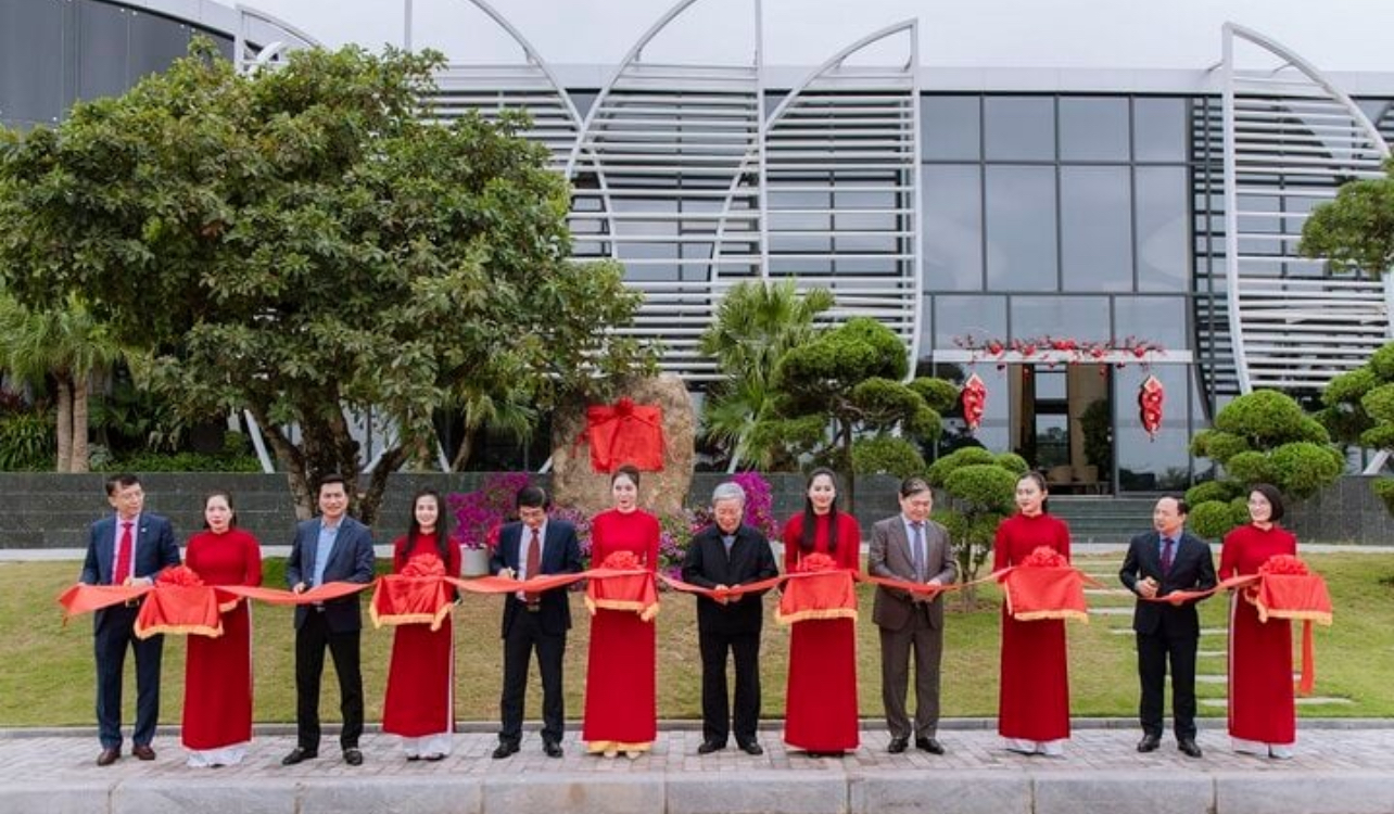 Nghi thức cắt băng tại sự kiện.
