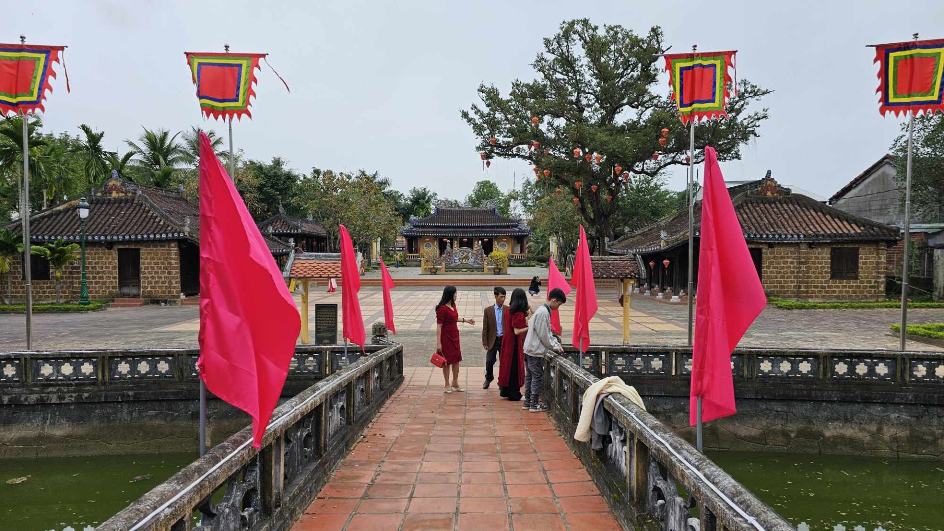 Văn th&amp;aacute;nh - Khổng miếu Tam Kỳ, với kiến tr&amp;uacute;c nghệ thuật độc đ&amp;aacute;o, c&amp;oacute; ni&amp;ecirc;n đại hơn 300 năm. Lưu giữ những n&amp;eacute;t văn h&amp;oacute;a truyền thống xứ Quảng thu h&amp;uacute;t kh&amp;aacute;ch du lịch những ng&amp;agrave;y đầu năm mới