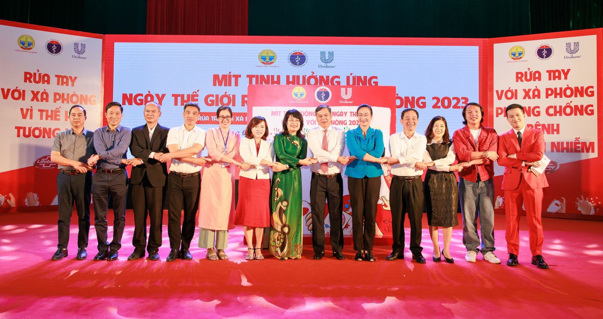 Đại diện c&amp;aacute;c đơn vị cam kết chung tay với Ng&amp;agrave;nh y tế đẩy mạnh truyền th&amp;ocirc;ng n&amp;acirc;ng cao nhận thức về việc rửa tay với x&amp;agrave; ph&amp;ograve;ng