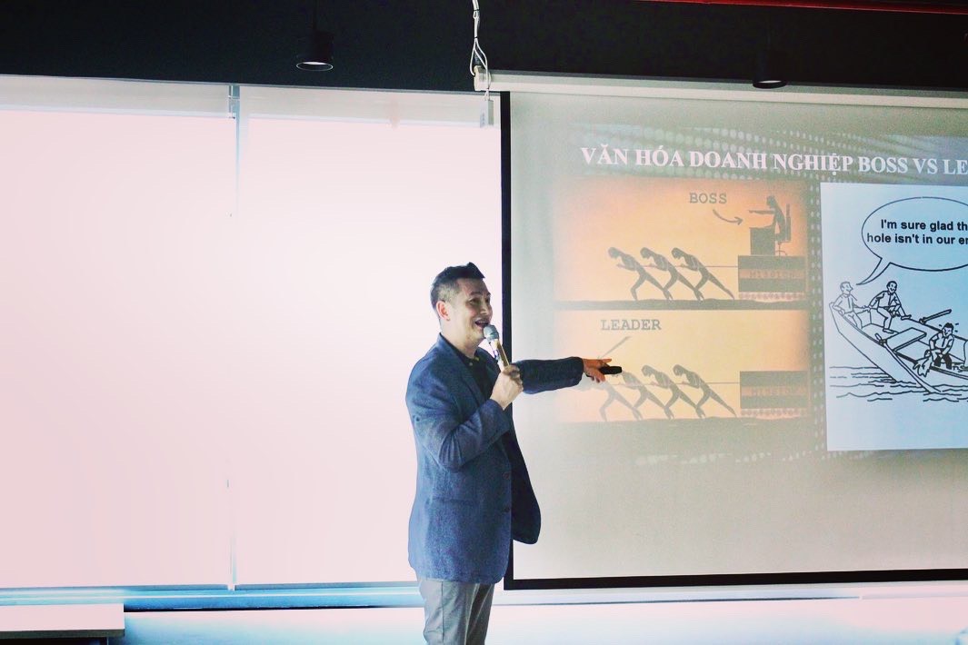 go&amp;agrave;i hoạt động nghệ thuật, &amp;ocirc;ng c&amp;ograve;n chia sẻ kiến thức v&amp;agrave; kinh nghiệm của m&amp;igrave;nh bằng c&amp;aacute;c kh&amp;oacute;a học giảng dạy kỹ năng mềm cho doanh nghiệp