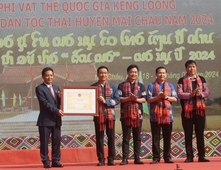 Thứ trưởng Bộ VHTT&amp;amp;DL Ho&amp;agrave;ng Đạo Cương trao Giấy chứng nhận Keng Lo&amp;oacute;ng của người Th&amp;aacute;i huyện Mai Ch&amp;acirc;u, tỉnh H&amp;ograve;a B&amp;igrave;nh được đưa v&amp;agrave;o danh mục di sản văn h&amp;oacute;a phi vật thể quốc gia.