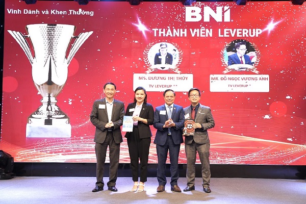 2 th&amp;agrave;nh vi&amp;ecirc;n v&amp;agrave;ng của BNI Việt Nam được nhận qu&amp;agrave;