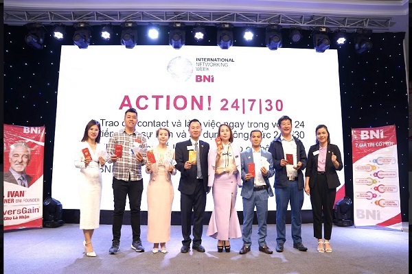 B&amp;agrave; Dương Thị Thu&amp;yacute;, Gi&amp;aacute;m đốc BNI Khu vực Thanh Ho&amp;aacute; trao qu&amp;agrave; cho 7 th&amp;agrave;nh vi&amp;ecirc;n c&amp;oacute; phi&amp;ecirc;n matching kết nối nhiều cơ hội kinh doanh nhất