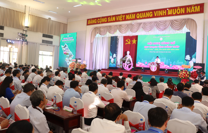 Chủ tịch Ủy ban nh&amp;acirc;n d&amp;acirc;n tỉnh Phạm Thiện Nghĩa ph&amp;aacute;t biểu khai mạc hội nghị