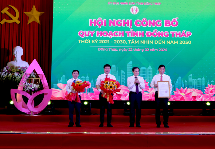 C&amp;aacute;c đồng ch&amp;iacute;: L&amp;ecirc; Quốc Phong, Phan Văn Thắng, Phạm Thiện Nghĩa  đ&amp;oacute;n nhận Quyết định v&amp;agrave; hoa ch&amp;uacute;c mừng từ Ph&amp;oacute; Thủ tướng L&amp;ecirc; Minh Kh&amp;aacute;i