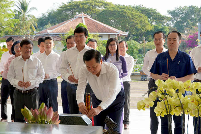 Ph&amp;oacute; Thủ tướng L&amp;ecirc; Minh Kh&amp;aacute;i d&amp;acirc;ng hương mộ Cụ Ph&amp;oacute; bảng Nguyễn Sinh Sắc  Ảnh: Trung Oanh