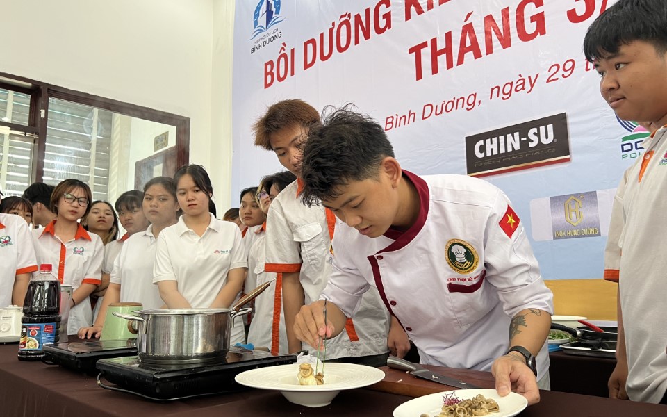 Anh Phạm Vũ Nguy&amp;ecirc;n, Ủy vi&amp;ecirc;n Hội Đầu bếp Chuy&amp;ecirc;n nghiệp B&amp;igrave;nh Dương, l&amp;agrave; người hướng dẫn buổi chuy&amp;ecirc;n đề hải sản th&amp;aacute;ng Ba của hội