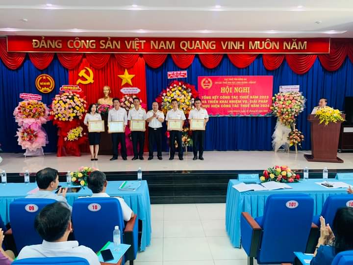 Khen thưởng nhiều c&amp;aacute; nh&amp;acirc;n v&amp;agrave; tập thể đạt th&amp;agrave;nh t&amp;iacute;ch xuất sắc tại Hội nghị Chi cục thuế Khu vực Long Kh&amp;aacute;nh - Cẩm Mỹ