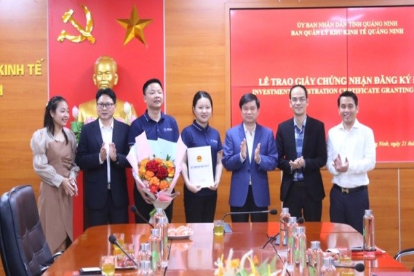 L&amp;atilde;nh đạo Ban Quản l&amp;yacute; Khu kinh tế trao giấy chứng nhận đầu tư cho 2 dự &amp;aacute;n đầu tư trực tiếp nước ngo&amp;agrave;i (FDI).
