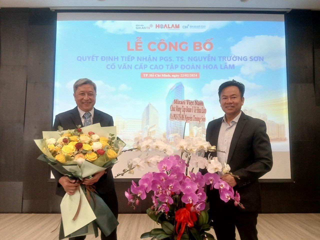 B&amp;aacute;c sĩ Đỗ Xu&amp;acirc;n Trường, tặng hoa ch&amp;uacute;c mừng PGS-TS Nguyễn Trường Sơn