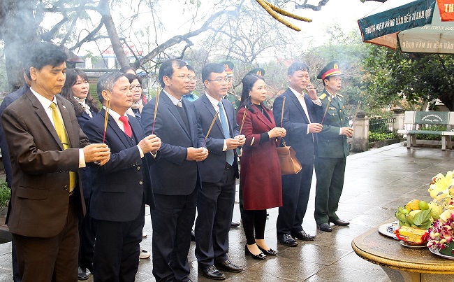 Đồng ch&amp;iacute; Phan Thế Tuấn - Ph&amp;oacute; Chủ tịch UBND tỉnh Bắc Giang v&amp;agrave; c&amp;aacute;c đại biểu d&amp;acirc;ng hương tại Đền thề.