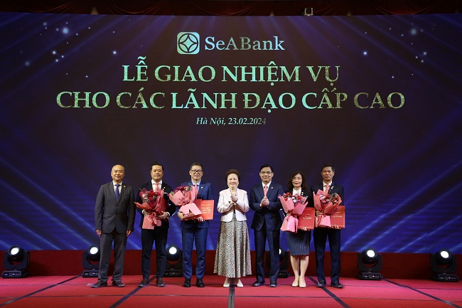 SeABank kiện to&amp;agrave;n bộ m&amp;aacute;y nh&amp;acirc;n sự cấp cao với sự tham gia của c&amp;aacute;c th&amp;agrave;nh vi&amp;ecirc;n gi&amp;agrave;u kinh nghiệm, c&amp;oacute; th&amp;acirc;m ni&amp;ecirc;n cống hiến l&amp;agrave;m việc l&amp;acirc;u năm.