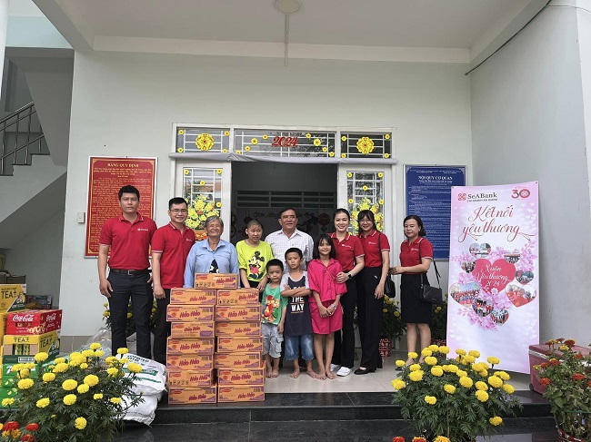 SeABank trao tặng nhu yếu phẩm cho c&amp;aacute;c hộ ngh&amp;egrave;o tại An Giang