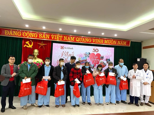 SeABank cũng trao tặng qu&amp;agrave; cho bệnh nhận tại Bệnh viện Trung ương Th&amp;aacute;i Nguy&amp;ecirc;n