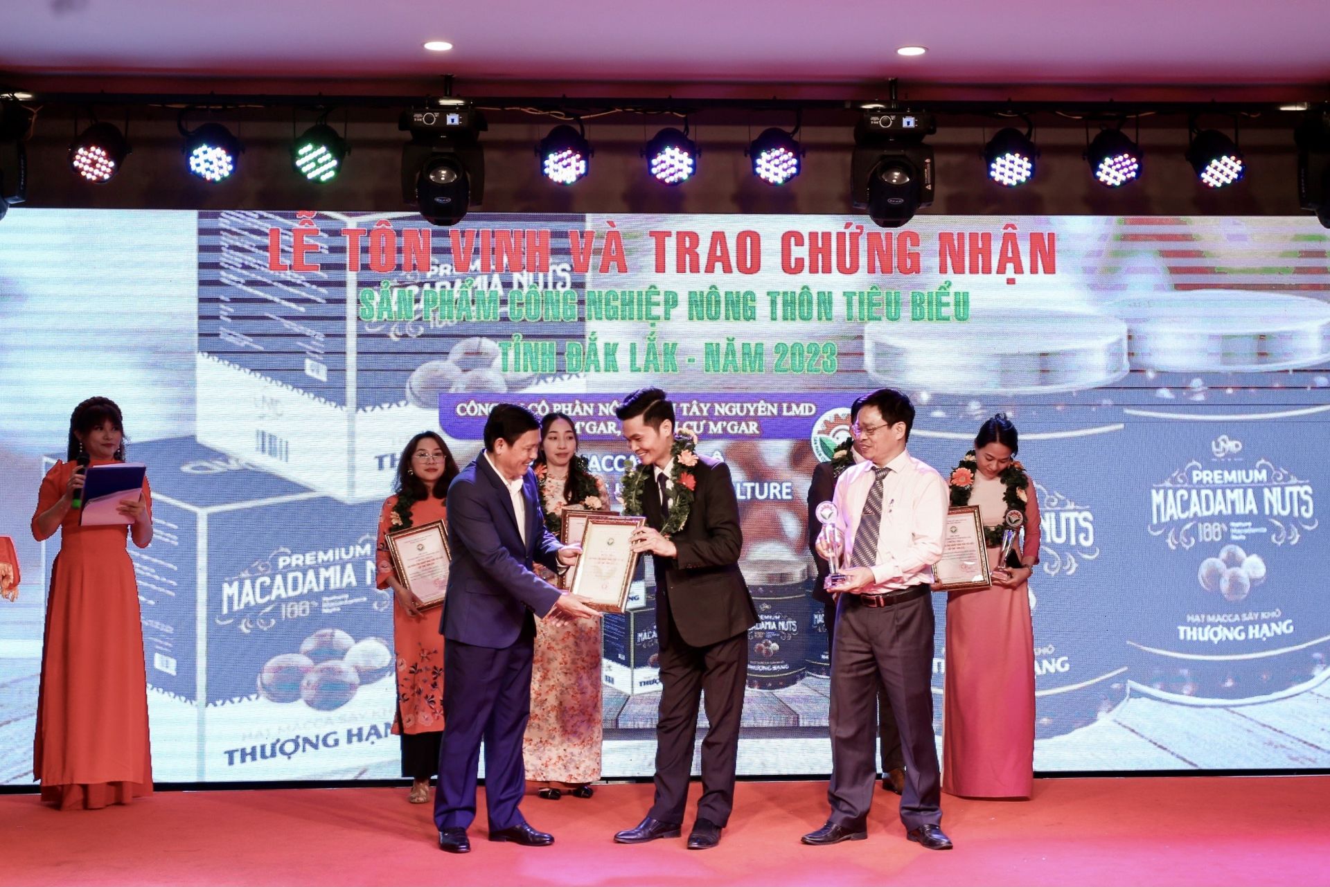 &amp;Ocirc;ng Nguyễn Tuấn H&amp;agrave; - Ph&amp;oacute; Chủ tịch tỉnh Đắk Lắk trao chứng nhận cho doanh nghiệp