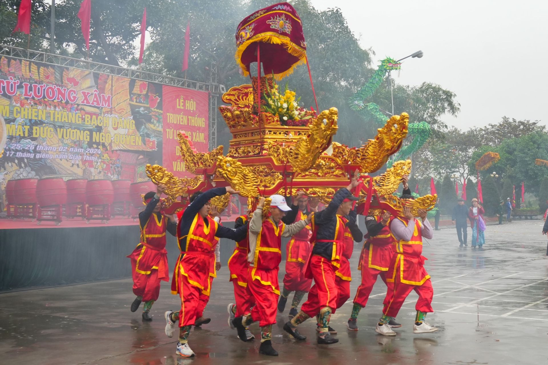 Kiệu bay &amp;ldquo;xoay tr&amp;ograve;n&amp;rdquo; trong kh&amp;ocirc;ng gian t&amp;acirc;m linh của lễ hội Từ Lương X&amp;acirc;m.
