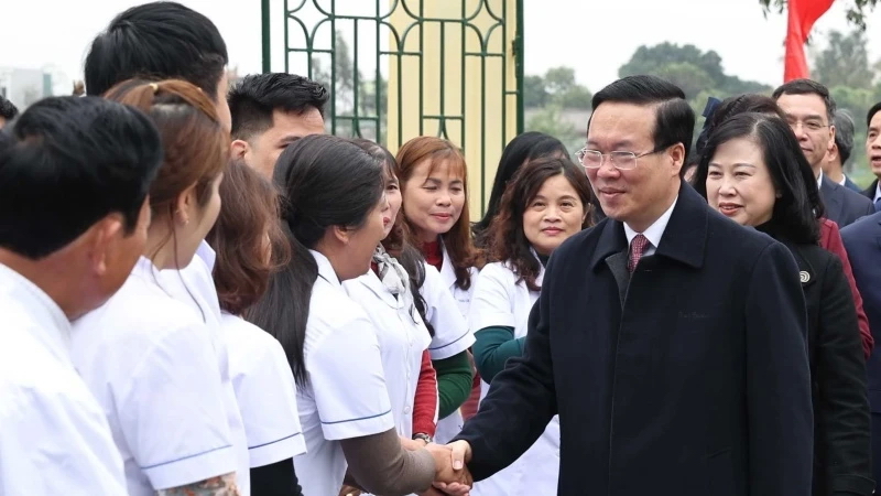Chủ tịch nước V&amp;otilde; Văn Thưởng thăm, ch&amp;uacute;c mừng c&amp;aacute;c thầy thuốc tại Trạm y tế x&amp;atilde; Thanh Phong, huyện Thanh Li&amp;ecirc;n, tỉnh H&amp;agrave; Nam. Ảnh: TTXVN