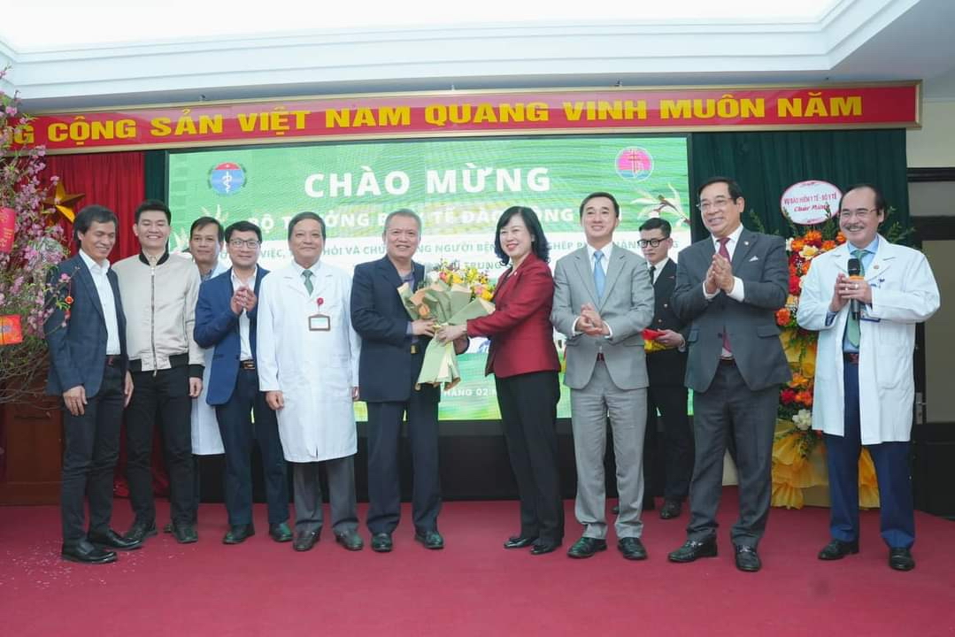 Bộ trưởng Y tế Đ&amp;agrave;o Hồng Lan ch&amp;uacute;c mừng Bệnh viện Phổi Trung ương thực hiện th&amp;agrave;nh c&amp;ocirc;ng ca gh&amp;eacute;p phổi cho c&amp;ocirc; g&amp;aacute;i 21 tuổi