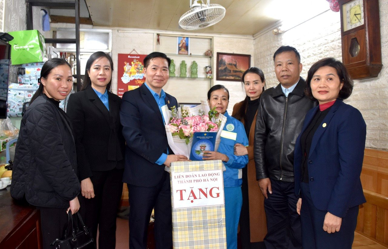 C&amp;ocirc;ng đo&amp;agrave;n Thủ đ&amp;ocirc; tặng qu&amp;agrave; người lao động ng&amp;agrave;nh X&amp;acirc;y dựng.