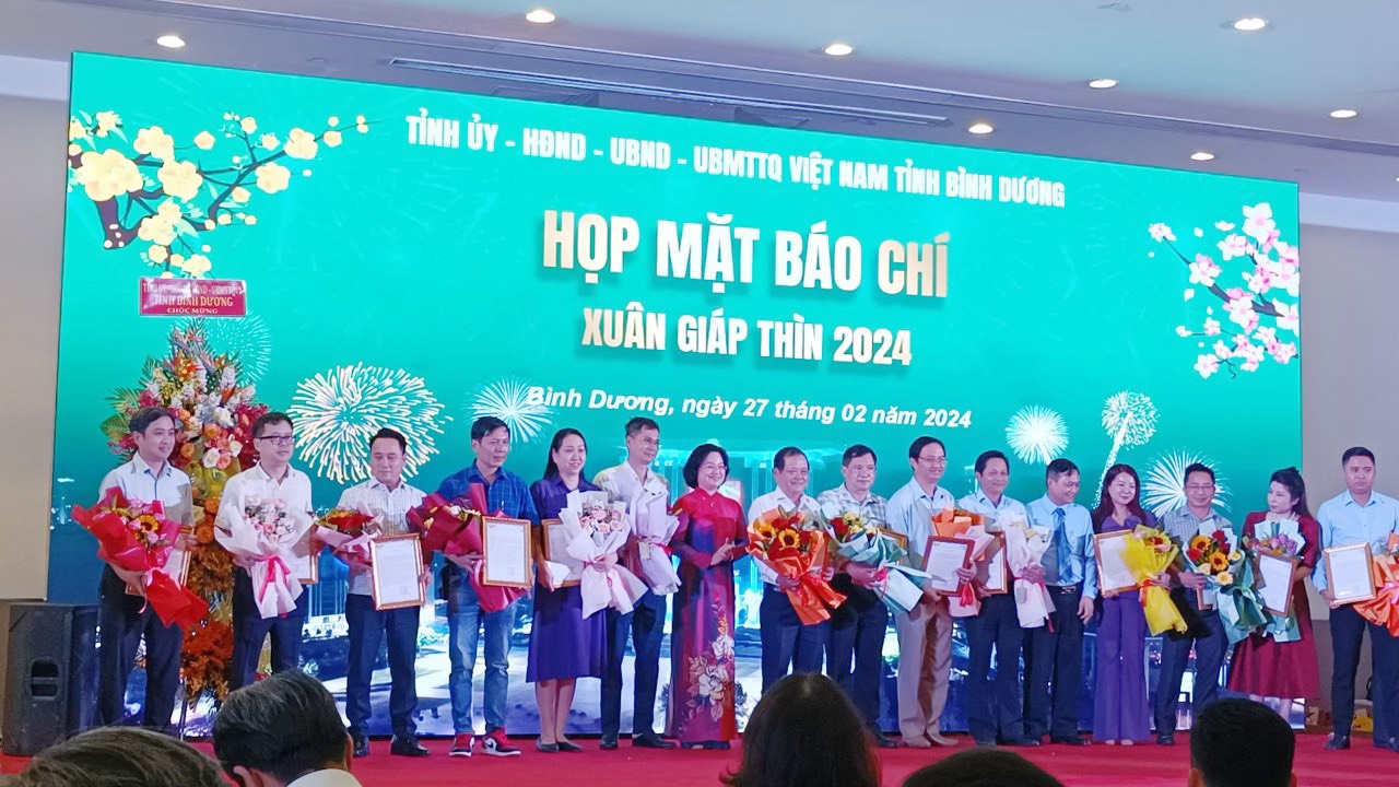 L&amp;atilde;nh đạo tỉnh B&amp;igrave;nh Dương tặng hoa v&amp;agrave; thư cảm ơn đến l&amp;atilde;nh đạo cơ quan b&amp;aacute;o ch&amp;iacute;