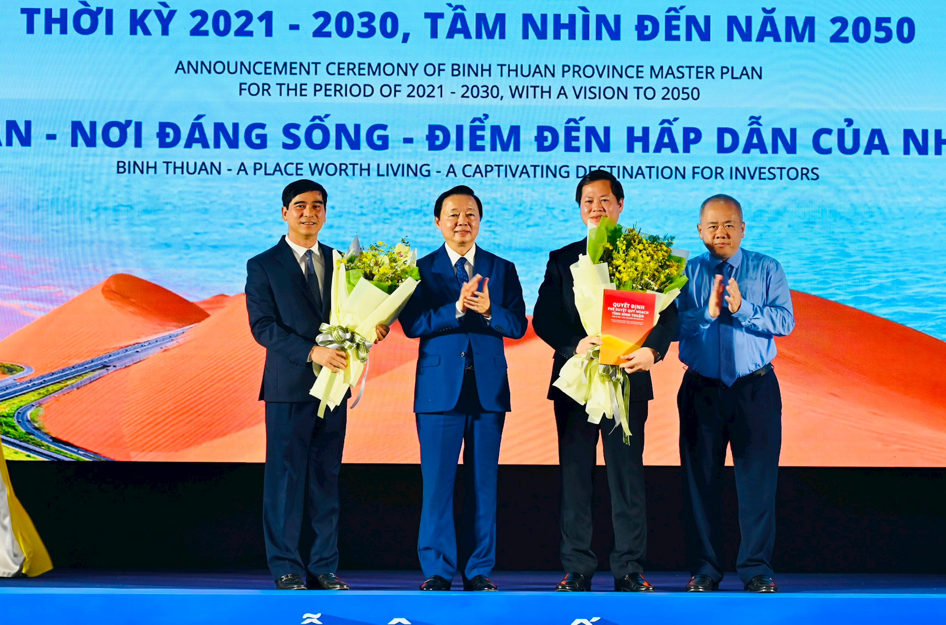 Ph&amp;oacute; Thủ tướng Trần Hồng H&amp;agrave; trao Quyết định Quy hoạch tỉnh B&amp;igrave;nh Thuận thời kỳ 2021 - 2030, tầm nh&amp;igrave;n đến năm 2050 cho l&amp;atilde;nh đạo địa phương