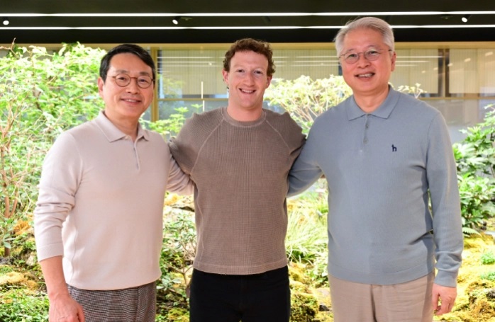 Từ tr&amp;aacute;i sang: Gi&amp;aacute;m đốc điều h&amp;agrave;nh LG Electronics Cho Joo-wan, Gi&amp;aacute;m đốc điều h&amp;agrave;nh ki&amp;ecirc;m người s&amp;aacute;ng lập Meta Mark Zuckerberg v&amp;agrave; gi&amp;aacute;m đốc điều h&amp;agrave;nh LG Corp. Kwon Bong-seok chụp ảnh sau cuộc họp được tổ chức trưa 28/2.