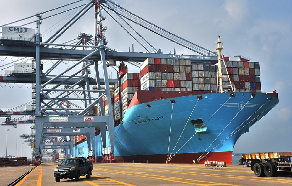 T&amp;agrave;u Margrethe Maersk, d&amp;agrave;i 399m, rộng 59m, trọng tải hơn 214.000 tấn - thuộc nh&amp;oacute;m t&amp;agrave;u container lớn nhất thế giới cập Cảng quốc tế C&amp;aacute;i M&amp;eacute;p