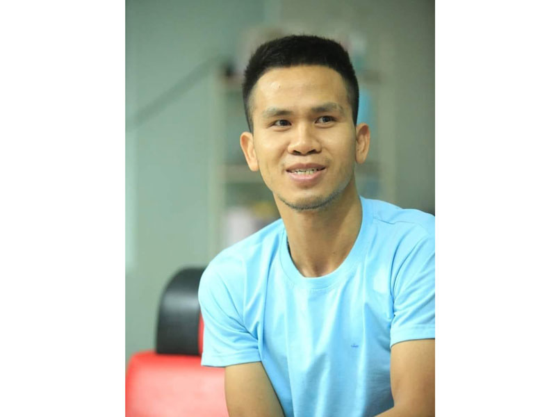 Anh Nguyễn Ngọc Mạnh (31 tuổi, t&amp;agrave;i xế xe tải qu&amp;ecirc; Đ&amp;ocirc;ng Anh, H&amp;agrave; Nội) kịp tr&amp;egrave;o l&amp;ecirc;n m&amp;aacute;i che sảnh tầng 1 hứng đỡ b&amp;eacute; g&amp;aacute;i 3 tuổi rơi từ tầng 12A t&amp;ograve;a nh&amp;agrave; 60B Nguyễn Huy Tưởng