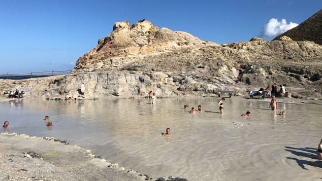 Vulcano c&amp;oacute; nhiệt độ hợp l&amp;yacute; ấm &amp;aacute;p quanh năm v&amp;agrave; hoạt động li&amp;ecirc;n tục của n&amp;uacute;i lửa gi&amp;uacute;p giữ cho nước biển trong l&amp;agrave;nh dễ chịu.