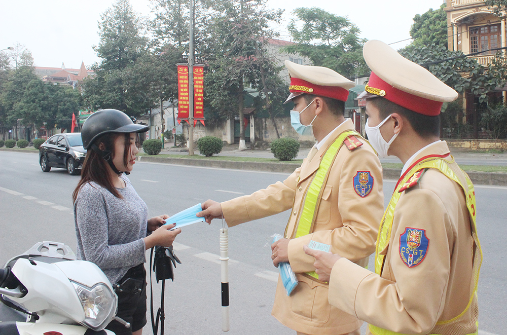 CSGT Ph&amp;uacute; Thọ ph&amp;aacute;t khẩu trang v&amp;agrave; tuy&amp;ecirc;n truyền cho người tham gia giao th&amp;ocirc;ng ph&amp;ograve;ng ch&amp;ocirc;ng dịch Covd- 19