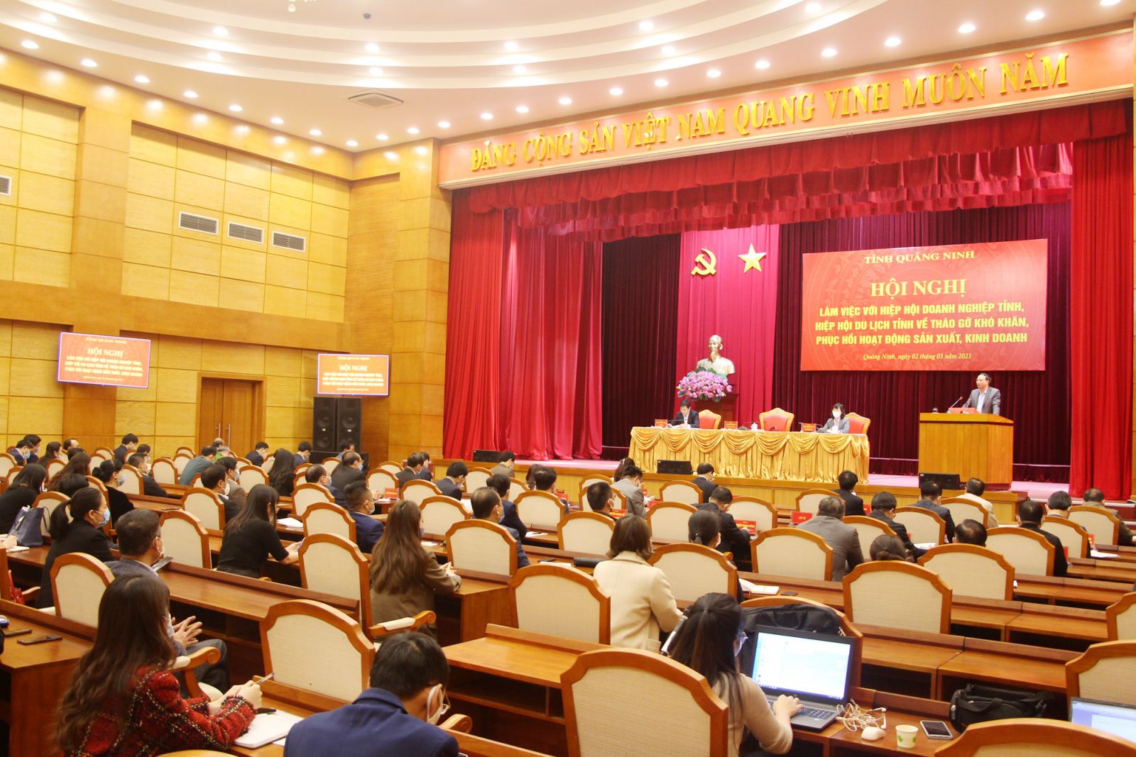 Quang cảnh hội nghị l&amp;agrave;m việc với Hiệp hội doanh nghiệp tỉnh, hiệp hội du lịch tỉnh về th&amp;aacute;o gỡ kh&amp;oacute; khăn, phục hồi hoạt động sản xuất, kinh doanh