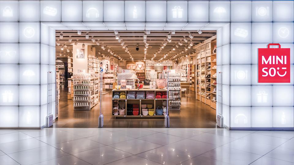 Miniso l&amp;agrave; nh&amp;agrave; cung cấp c&amp;aacute;c mặt h&amp;agrave;ng gia dụng rẻ tiền nhưng được thiết kế đẹp mắt, chẳng hạn như mascara 2 đ&amp;ocirc; la v&amp;agrave; tai nghe 6 đ&amp;ocirc; la.
