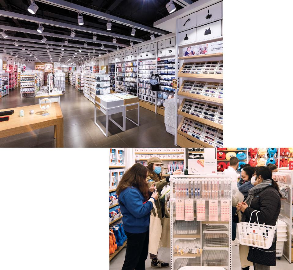 C&amp;aacute;c cửa h&amp;agrave;ng tại Miniso lu&amp;ocirc;n tr&amp;agrave;n ngập c&amp;aacute;c sản phẩm đẹo mắt thu h&amp;uacute;t người d&amp;ugrave;ng trẻ tuổi
