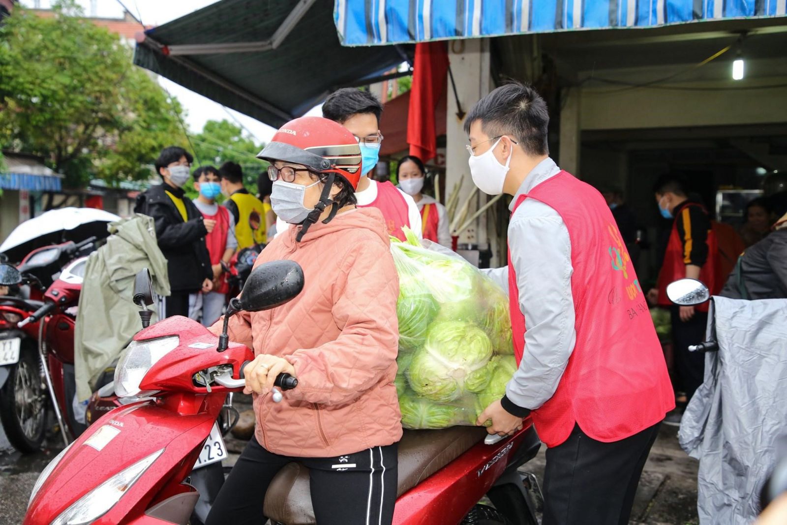 Người d&amp;acirc;n hoan hỷ chung tay c&amp;ugrave;ng Phật tử